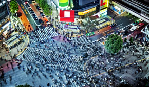 Eine stark frequentierte Straßenkreuzung in der japanischen Metropole Tokio am späten Abend