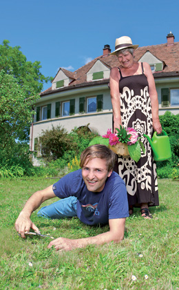 Junger Mann und ältere Frau bei der Gartenarbeit.
