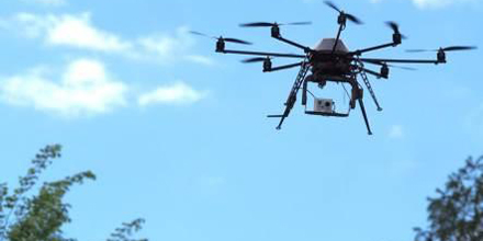 Drohnenkamera im Flug