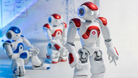 3 humanoide Roboter, die roboterfabrik fördert die schullischen und studentischen Nachwuchskräfte in der Robotik.