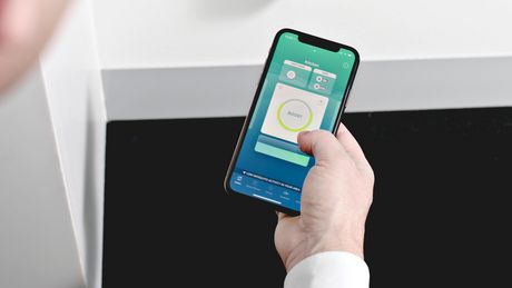 EIn Smartphone auf dem Bildschirm läuft die App „HomeControl“. „HomeControl“ hilft die Wohnung für Moskitos zu schützen