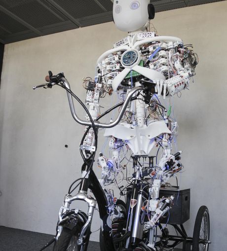 Der humanoide Roboter „Roboy 2.0“ kann bereits Fahrradfahren.