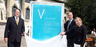 Wagener, Uhl und Markschies enthüllen die Installation "V wie Vorausdenker" an der Humbold-Universität in Berlin