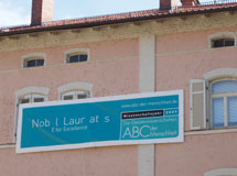 Ein Banner zeigt die Partnerschaft des Nobelpreisträgertreffens zum Jahr der Geisteswissenschaften