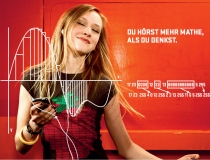 Anzeigenmotiv zum Jahr der Mathematik: Mädchen hört Musik über einen MP3-Player