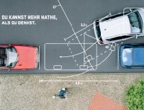 Ein Auto beim Rückwärts einparken, eingezeichnete Linien verdeutlichen den dahinter stehenden mathematischen Vorgang