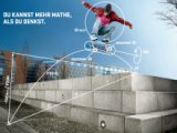 Skateboarder springt von einer Mauer, eingezeichnete Linien verdeutlichen den dahinter stehenden mathematischen Vorgang
