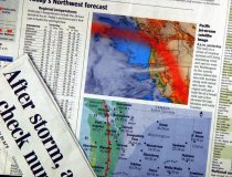 Eine aufgeschlagene Zeitung zeigt eine Wetterprognose