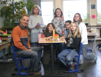 Mathemacher Ralph Birkholz mit Schülerinnen und Schülern.