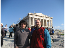 Peter Appelbaum mit seinem Sohn vor dem Partheon in Athen