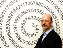 Prof. Beutelspacher vor einem Pi-Rad im Mathematikum in Gießen