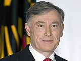 Bundespräsident Horst Köhler in dunklem Anzug mit roter Krawatte