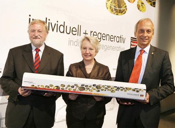 Erstmals fährt eine Wissenschaftsausstellung in einem Zug durch das Land. Die von der Max-Planck-Gesellschaft organisierte "Expedition Zukunft" macht Forschung dabei in zwölf thematischen Waggons erlebnisreich und anschaulich. Der 300 Meter lange Ausstellungszug fährt über 60 deutschen Städte an.