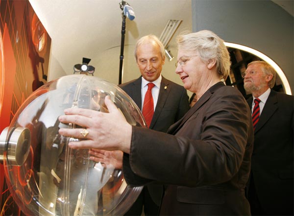 Erstmals fährt eine Wissenschaftsausstellung in einem Zug durch das Land. Die von der Max-Planck-Gesellschaft organisierte "Expedition Zukunft" macht Forschung dabei in zwölf thematischen Waggons erlebnisreich und anschaulich. Der 300 Meter lange Ausstellungszug fährt über 60 deutschen Städte an.