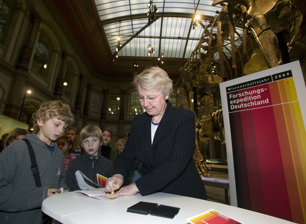 Bundesforschungsministerin Annette Schavan stempelt zum Start des Wissenschaftsjahres 2009 die ersten Expeditions-Pässe im Naturkundemuseum Berlin.