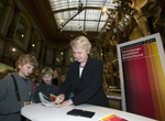 Bundesforschungsministerin Annette Schavan stempelt zum Start des Wissenschaftsjahres 2009 die ersten Expeditions-Pässe im Naturkundemuseum Berlin.