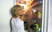 kleiner Junge am Kühlschrank