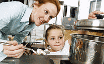 Mutter mit Kind am Herd