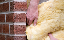 Glaswolle hinter einer Mauer