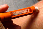 Diabetiker bei Insulininjektion