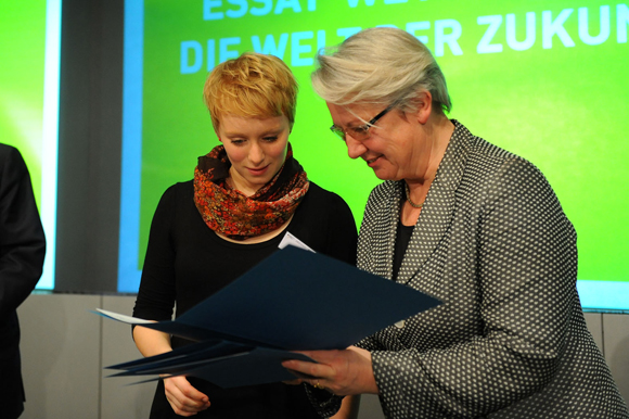 Bundesministerin Prof. Annette Schavan uebergibt Lea Klein ihren Preis