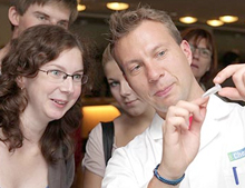 Fast 200 Oberstufenschülerinnen und -schüler isolierten ihre persönliche Erbsubstanz aus der Mundschleimhaut.