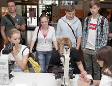 Pulsierende Herzzellen sowie Eier und Larven des Zebrafisches ließen sich unterm Mikroskop betrachten.