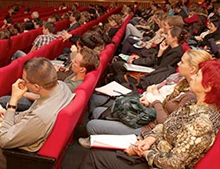 Das Publikum verfolgt die Präsentation aktueller Forschungshighlights