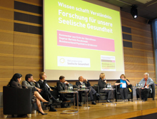 Das Podium der Veranstaltung