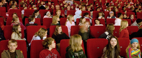 Leinwand statt Tafel – Schüler genießen die ungewöhnliche Vorstellung (© Huebener/mo-ment)