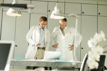 Zwei Forscher im Labor vor Laptop
