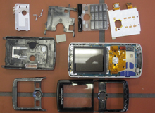 Vier Fotos, die Schülerinnen und Schüler im Klassenraum zeigen wie sie Althandys zerlegen.