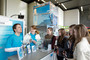 Jugendliche am Besucherstand des Wissenschaftsjahres 2012 - Zukunftsprojekt ERDE