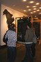 Besucherinnen und Besucher bei der Veranstaltung "Nacht der Nachhaltigkeit" im Planetarium am Insulaner in Berlin