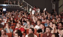 Beim Science Slam im Wissenschaftsjahr werden die Beiträge der Slammerinnen und Slammer vom Publikum bewertet. Quelle: Haus der Wissenschaft Braunschweig