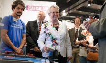 Bundesministerin Annette Schavan eröffnet die Ausstellung an Bord der MS Wissenschaft. Quelle: Ilja C. Hendel/Wissenschaft im Dialog