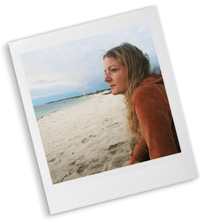 Polaroid-Bild mit Forscherin Dr. Susanne Kobbe am Strand
