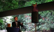 Der Parlamentarische Staatssekretär Thomas Rachel zeichnet das Forschungsprojekt "Verlust der Nacht" aus.