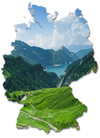 Collage einer Deutschlandkarte, die mit Wiesen, Bergen, Seen und Himmel hinterlegt ist