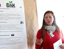 Junge Frau hält einen Vortrag