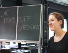 Dipl.-Geol. Britta Bookhagen bei einer Schulstunde der "Rohstoff-Expedition" Quelle: Aneta Galek, IASS