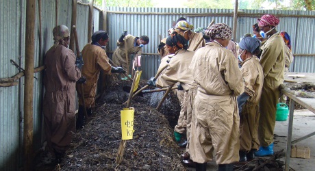 Frauen bei der Kompostierung; Quelle: IGNIS