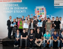 Die Beteiligten der Handy-Aktion „Die Rohstoff-Expedition: Entdecke, was in (d)einem Handy steckt“ mit Schülerinnen und Schülern des Oberstufenzentrums Kommunikations,- Informations- und Medientechnik (OSZ KIM). Die Beteiligten der Handy-Aktion „Die Rohstoff-Expedition: Entdecke, was in (d)einem Handy steckt“ mit Schülerinnen und Schülern des Oberstufenzentrums Kommunikations,- Informations- und Medientechnik (OSZ KIM).