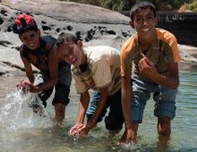 Jungen spielen im Wasser