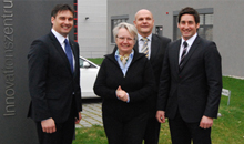 BU: Zu Besuch bei der internationalen RAMPF-Gruppe (v.l.n.r.): Michael Rampf, Dr. Annette Schavan, Karl-Wilhelm Röhm, Matthias Rampf.