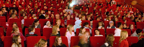 Kinder in einem Kinosaal bei den SchulkinoWochen