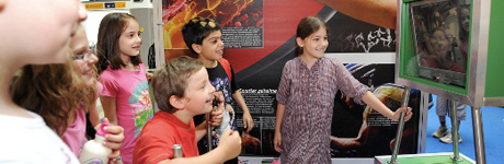 Bild Science Station : Kinder vor einem Exponat