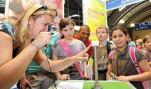 Kinder bei einem Versuch