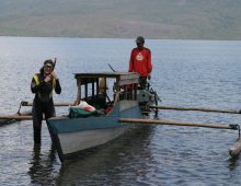 Kristina von Rintelen bei den Tauchvorbereitungen