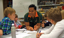 Die Schüler werden im Medienlabor der Universität in die Grundlagen der Drehbucherstellung eingeführt.